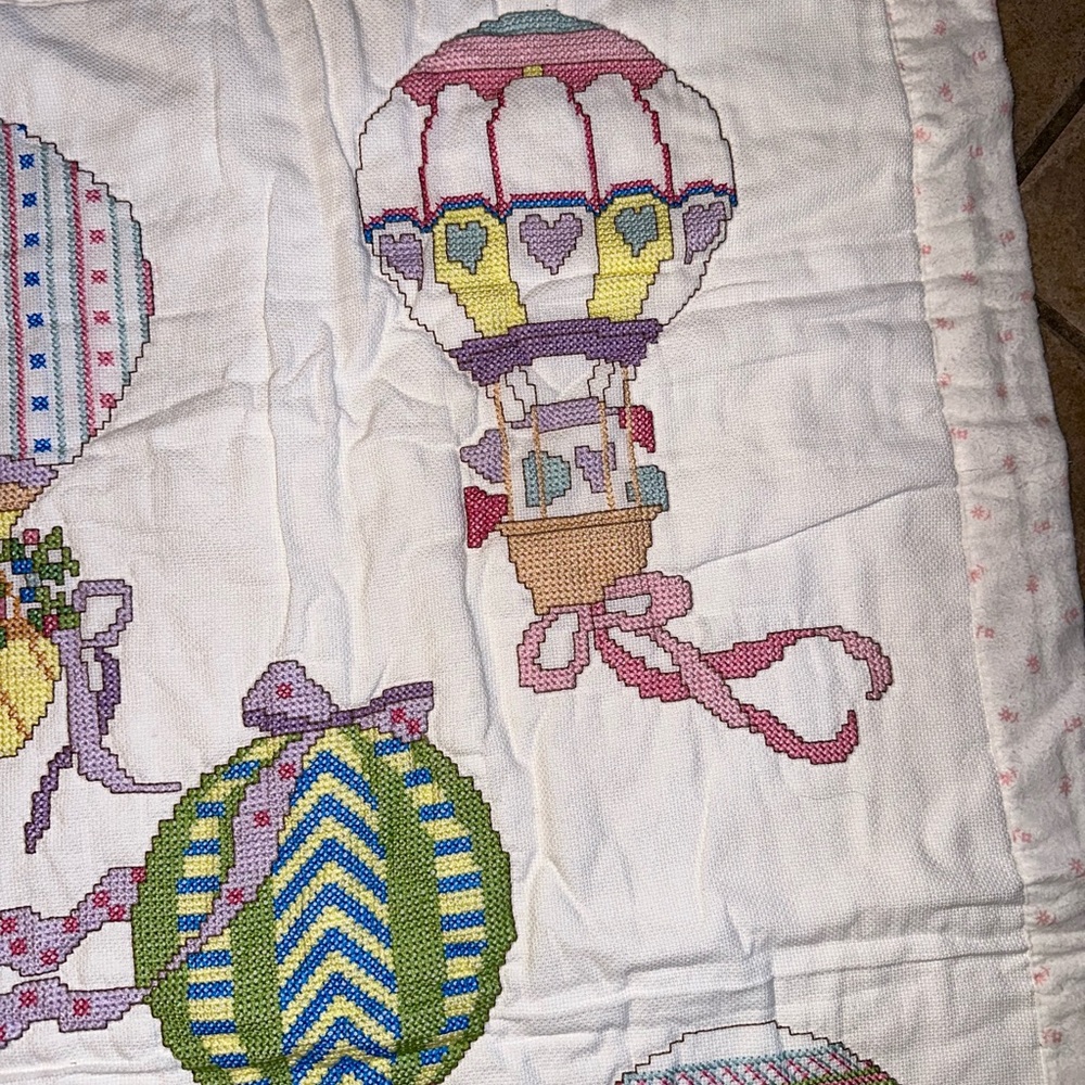 Hot air balloon baby blanket. There are 5 different hot air balloons - beautiful - Picture 9 of 11